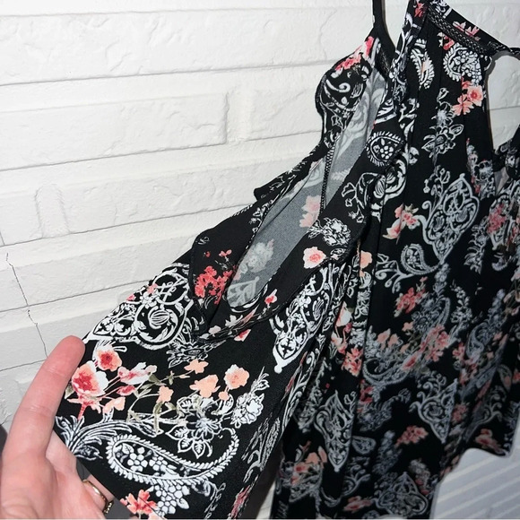 WHBM Black Floral Cold Shoulder Short Sleeve Ruffle Blouse, Women’s Size Medium - Picture 3 of 7